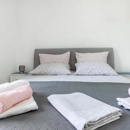 Iva Apartman *